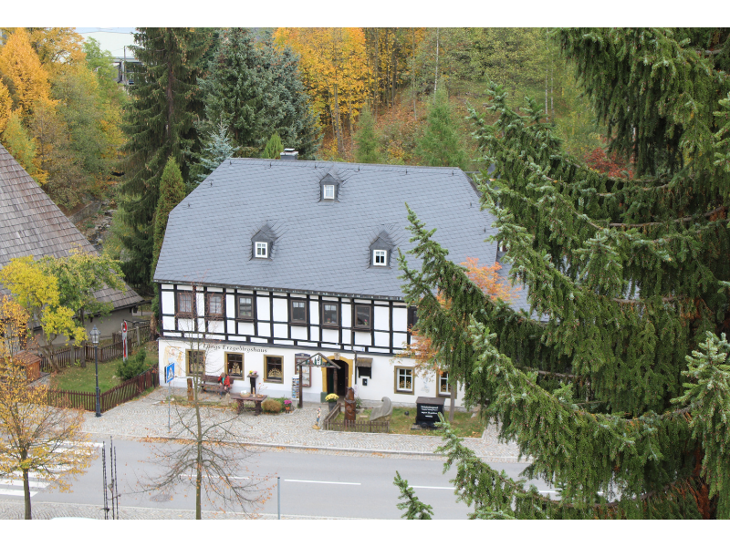 Holzbildhauerei und Handel
